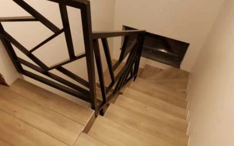 schody z poręczą